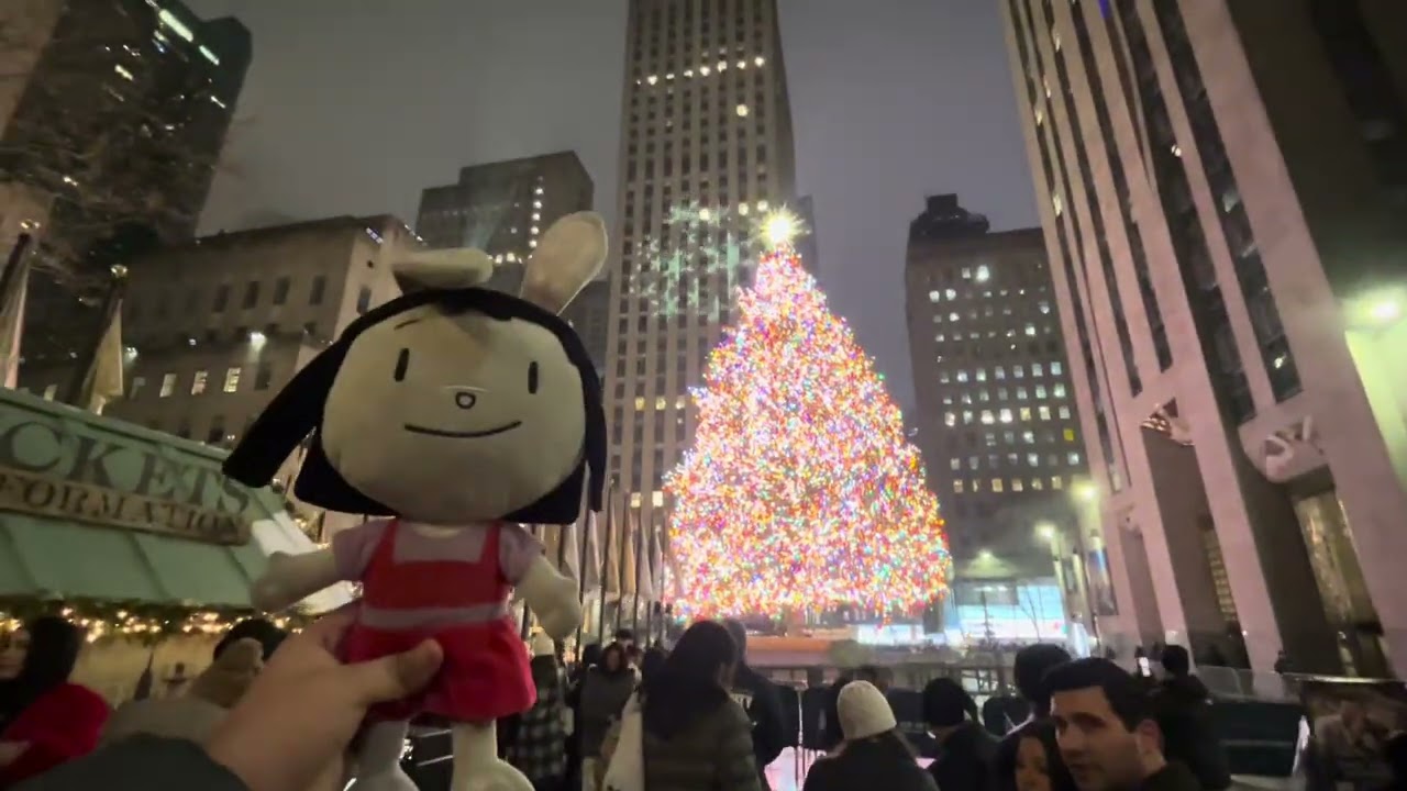 Elinor and Friends At Rockefeller Center Christmas Tree! (2025) New York City Episode 3990