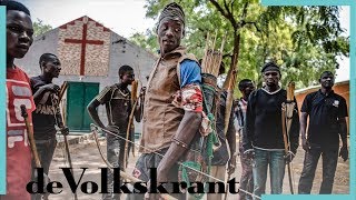 Boeren met pijl en boog in Nigeria - de Volkskrant