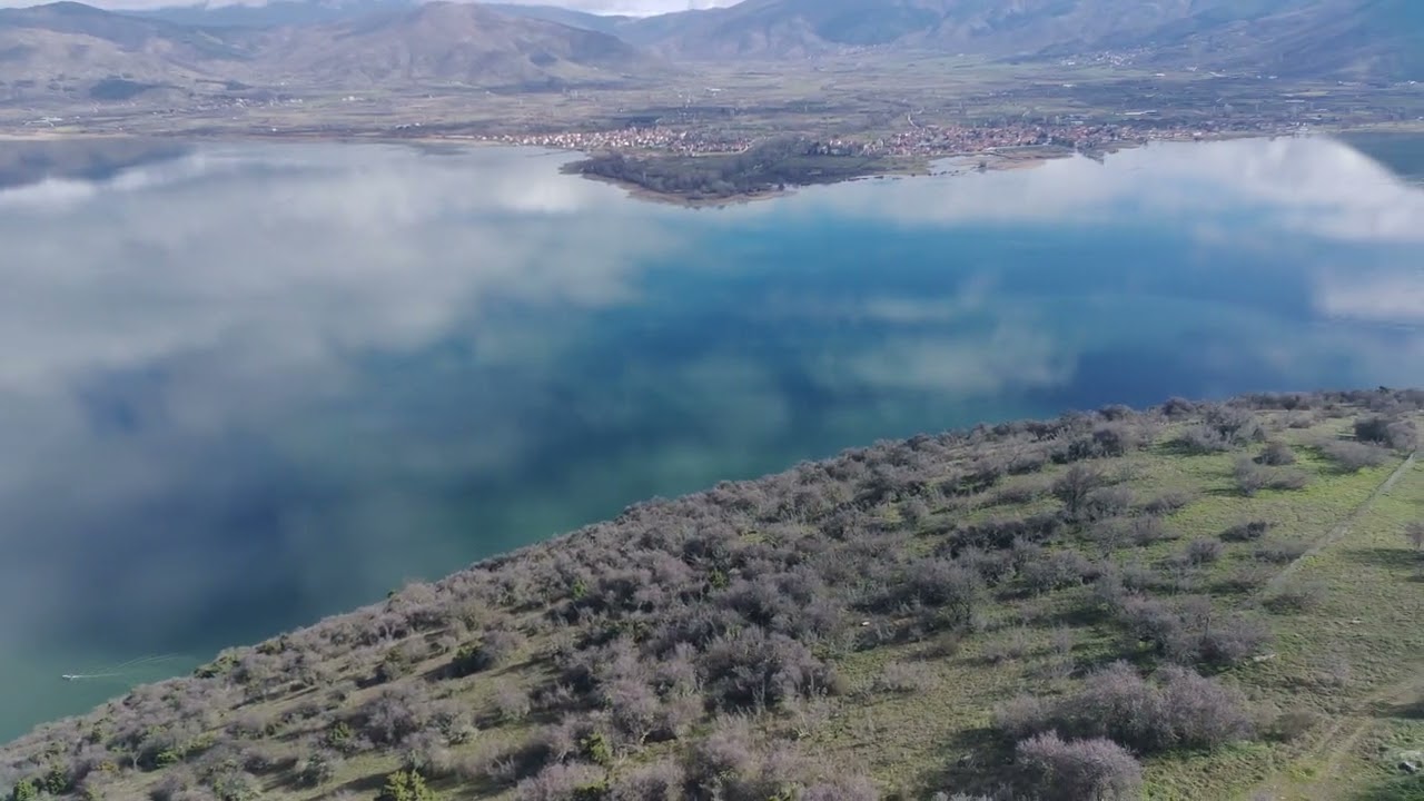 Πανοραμική Κάθοδος drone ανάμεσα στον Προφήτη Ηλία και  Αγιο Αθανάσιο Καστοριάς