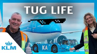 Tuglife: a tow-riffic day with the KLM tugdrivers | Intern On A Mission | KLM