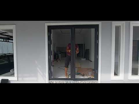 วีดีโอ: ประตูเตาเหล็กหล่อพร้อมกระจก