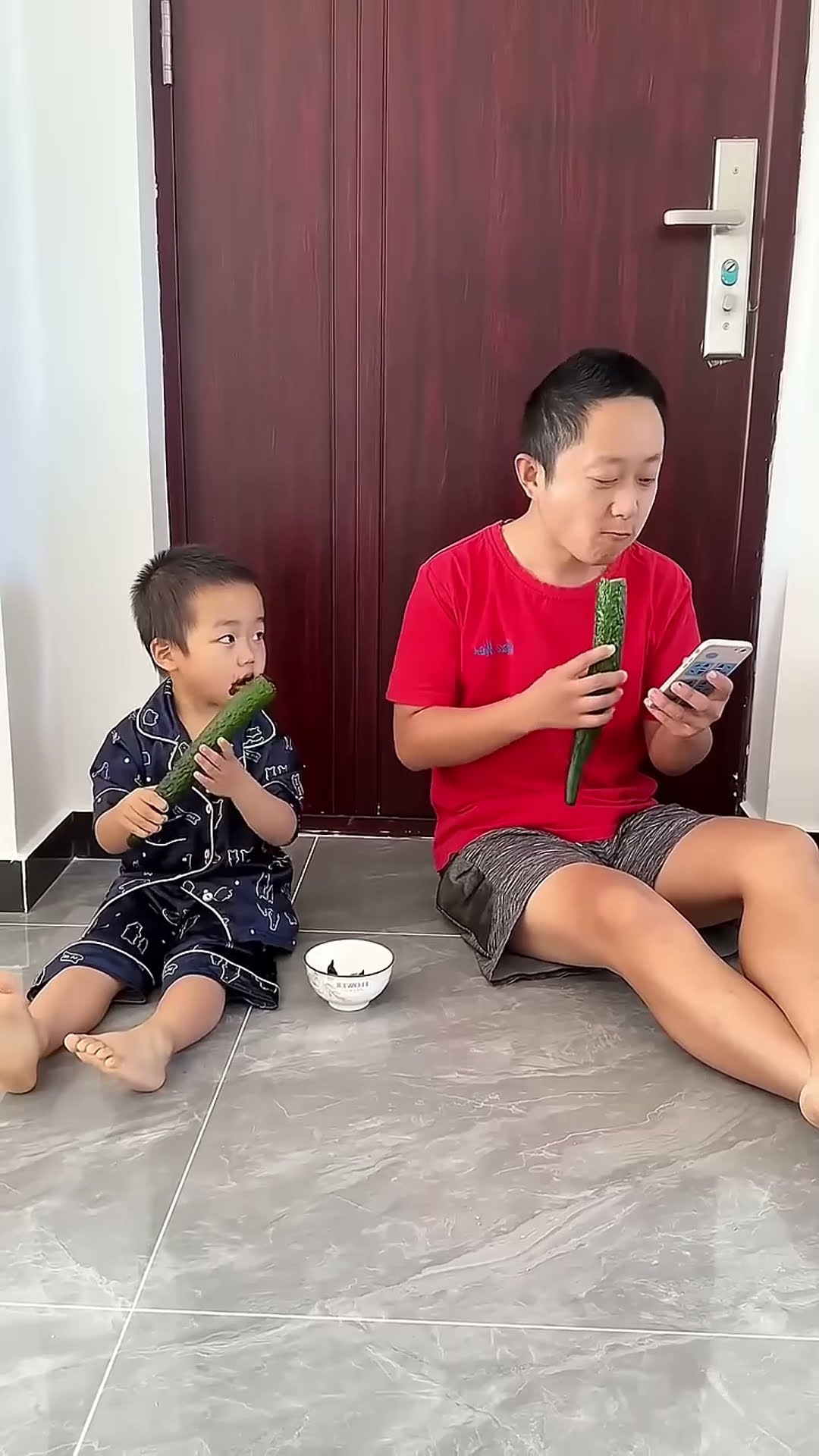 爸爸看手机入迷了，逗逗他#Cute baby#Cute#呆萌小米宝#聪明宝宝#萌娃#整蛊#测试
