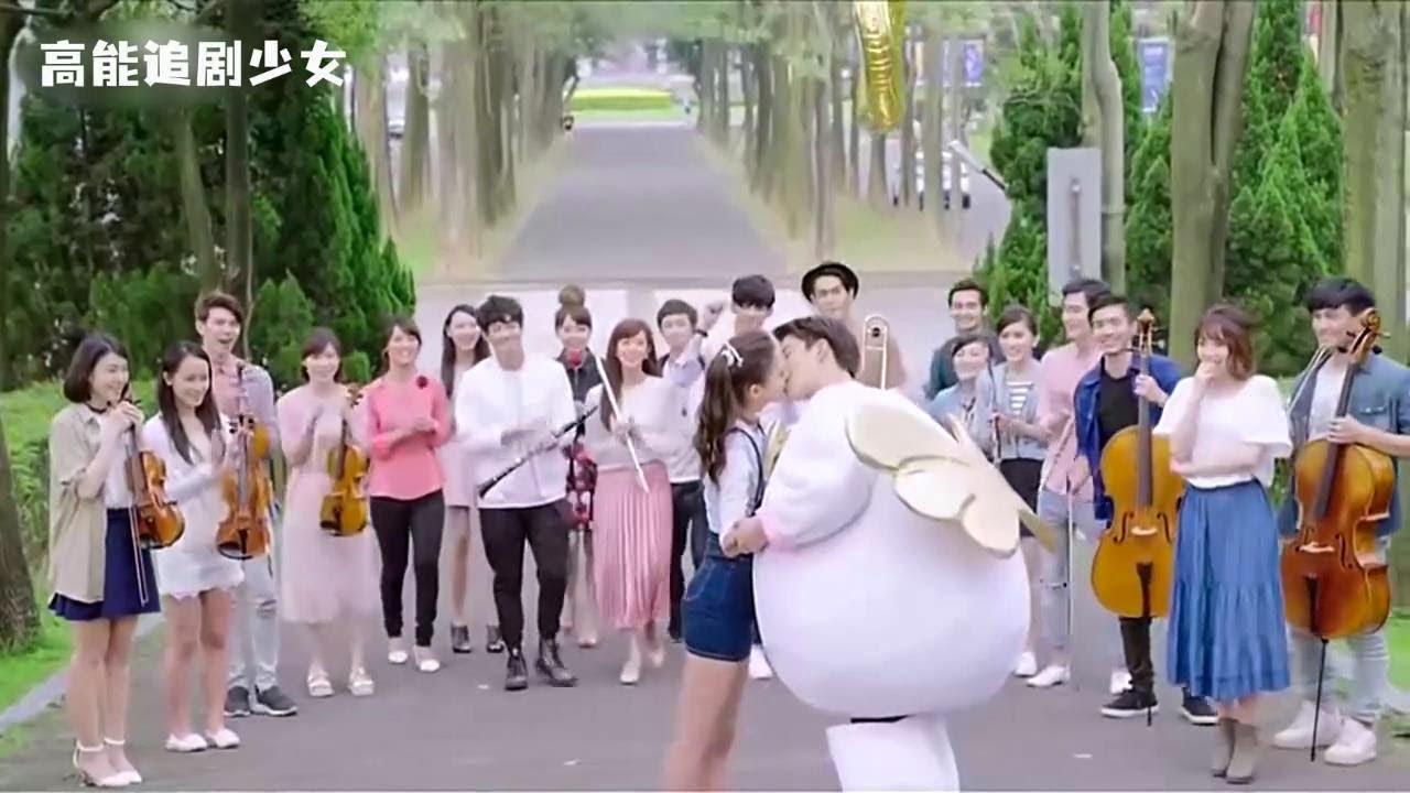 Романтическое признание рыцаря, целование принцессы на глазах у всех, так мило!