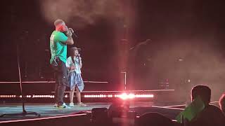 ‎@KaneBrown  brings 12 year old girl on stage to sing 