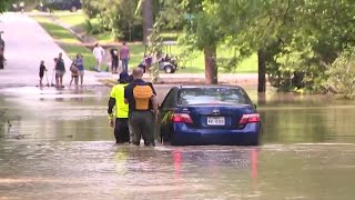 KPRC 2 News crew witnesses woman ignore Houston Firefighters warning, drive into flood waters