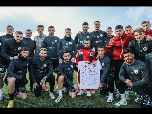 "Më bëj të lumtur" - Tifozi Roni mirëpritet nga ekipi në mënyrë speciale