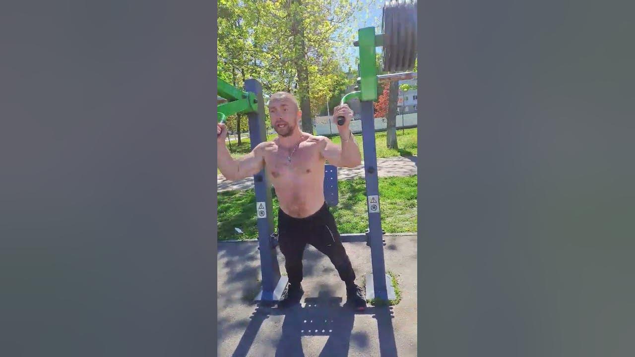 Упражнения на бицепс на спортплощадке