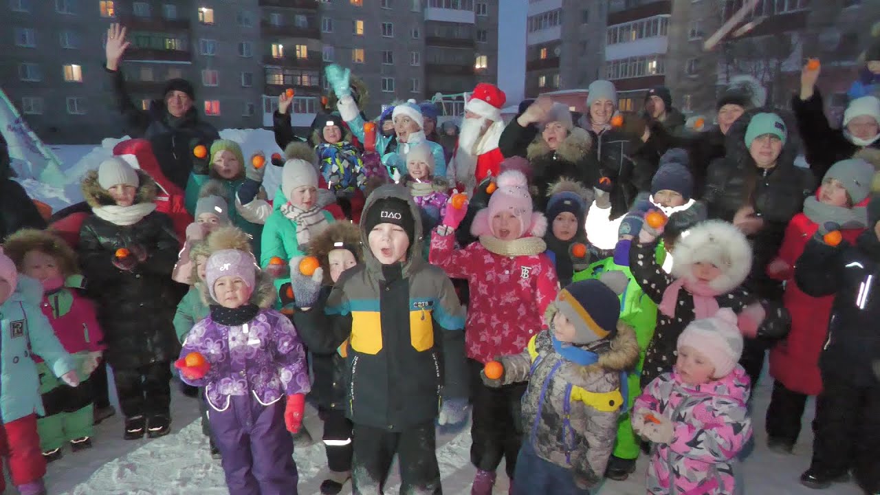 Жители дома №221 по ул. Ленина для детей устроили праздник с конкурсами и танцами