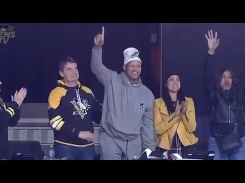Ryan Shazier, standing, gets a standing ovation