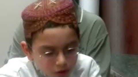 القارى عاصم بني خالد يتلو على شيخه الباكستاني ايات سورة فاطر  باداء الشيخ محمد ايوب رحمه الله