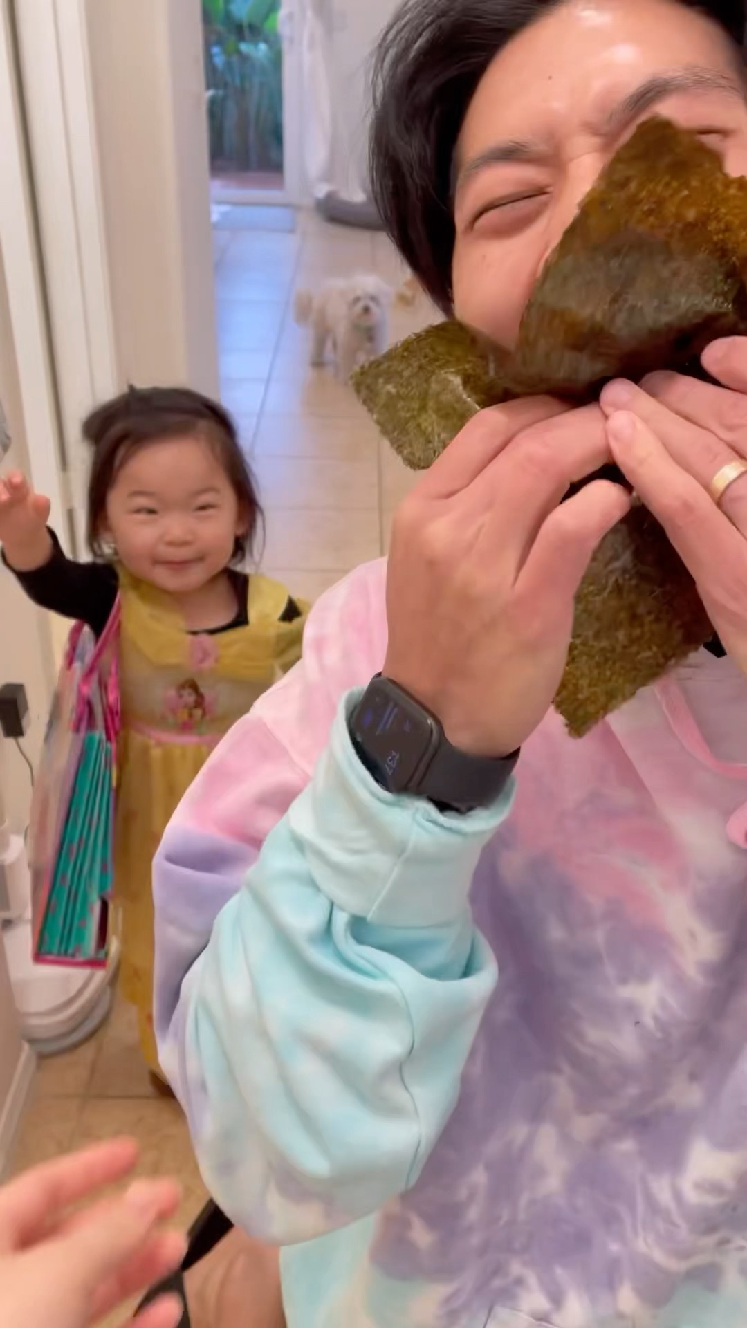 Toddler was shocked that her dad ate all the seaweed