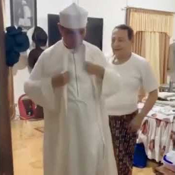 Gus Abas Buntet di hadiahi gamis oleh Abah Maulana Al-Habib Luthfi bin Yahya