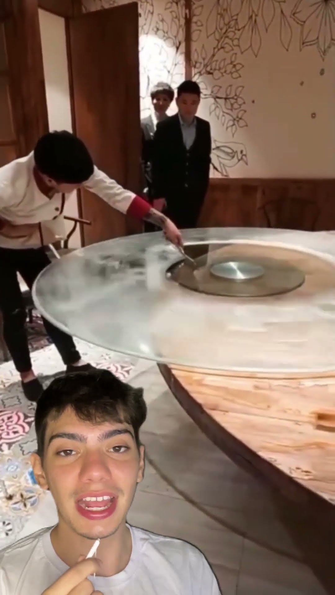 Funcionário girou o vidro da mesa e limpou tudo rapidinho! Será que ganhou um aumento? ?