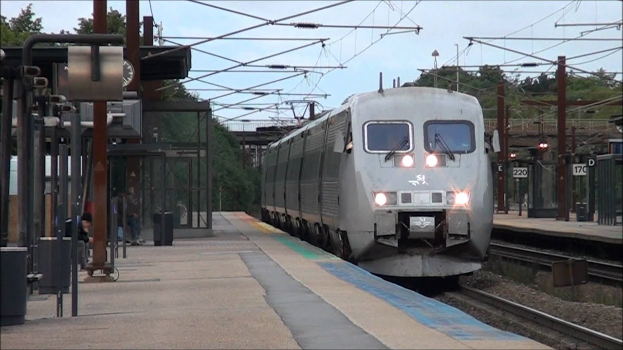 Norsk flytog og svensk X 2000 i Ringsted 12-08-2011.wmv