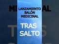 Lanzamiento balón medicinal tras salto