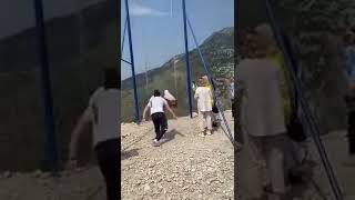 انتشر على مواقع التواصل الإجتماعي مقطع فيديو يظهر لحظة مرعبة لسقوط فتاتين من أرجوحة وسط صراخ الحاضر.