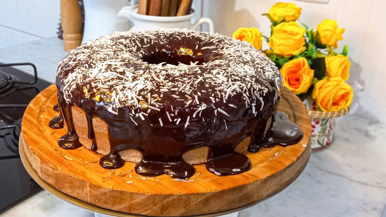BOLO DE COCO SEM GLÚTEN E SEM LACTOSE 🥥🍫 | Fofinho com Calda de Cacau