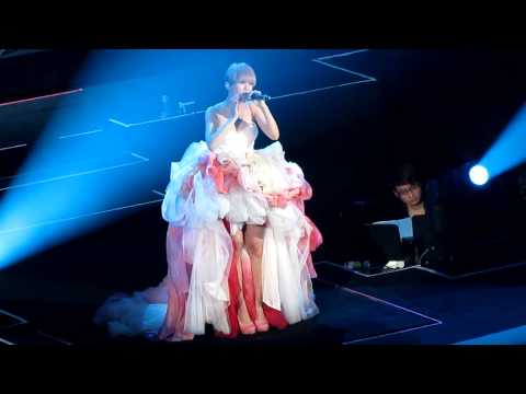 楊丞琳 左邊@HK 為愛啟丞巡迴演唱會(14/12/2012)