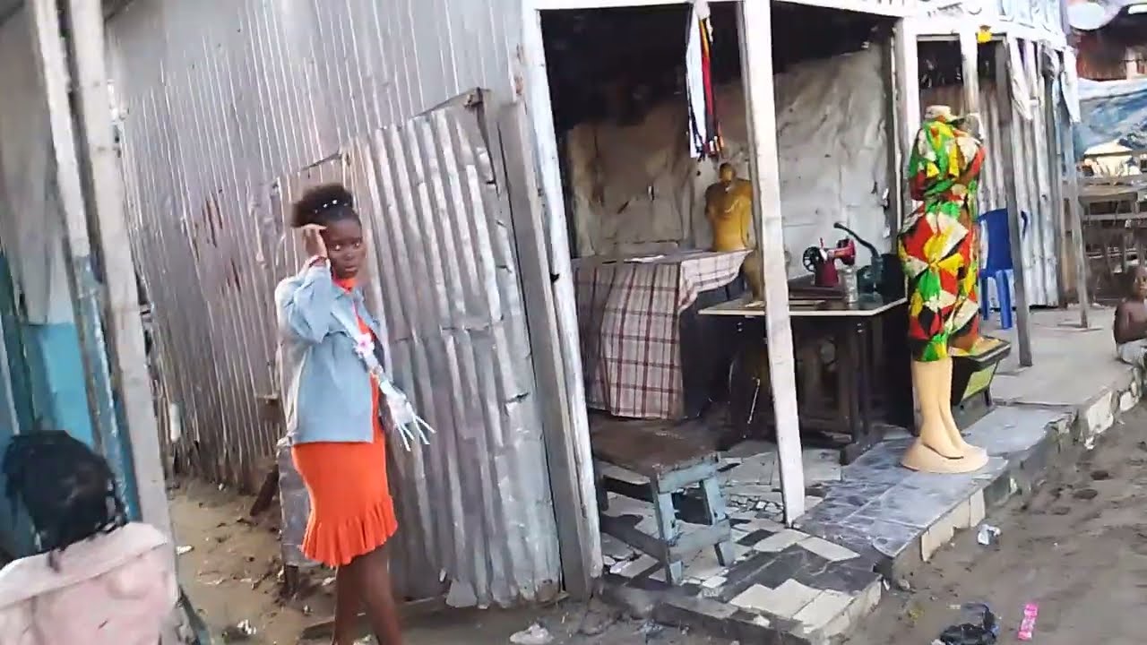 5/31 sûr boulevard de terre jaune au lieu de 7m.pris 60.000$ adiscuter+243812945006.