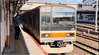 JR東日本209系1000番台ﾄﾀ81編成が中央特快高尾行きとして立川駅4番線を発車するシーン（1599T）2024.5.10.16:45