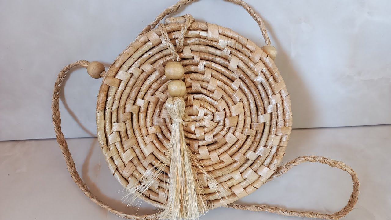 bolsa violão, feita com fibra de bananeira.