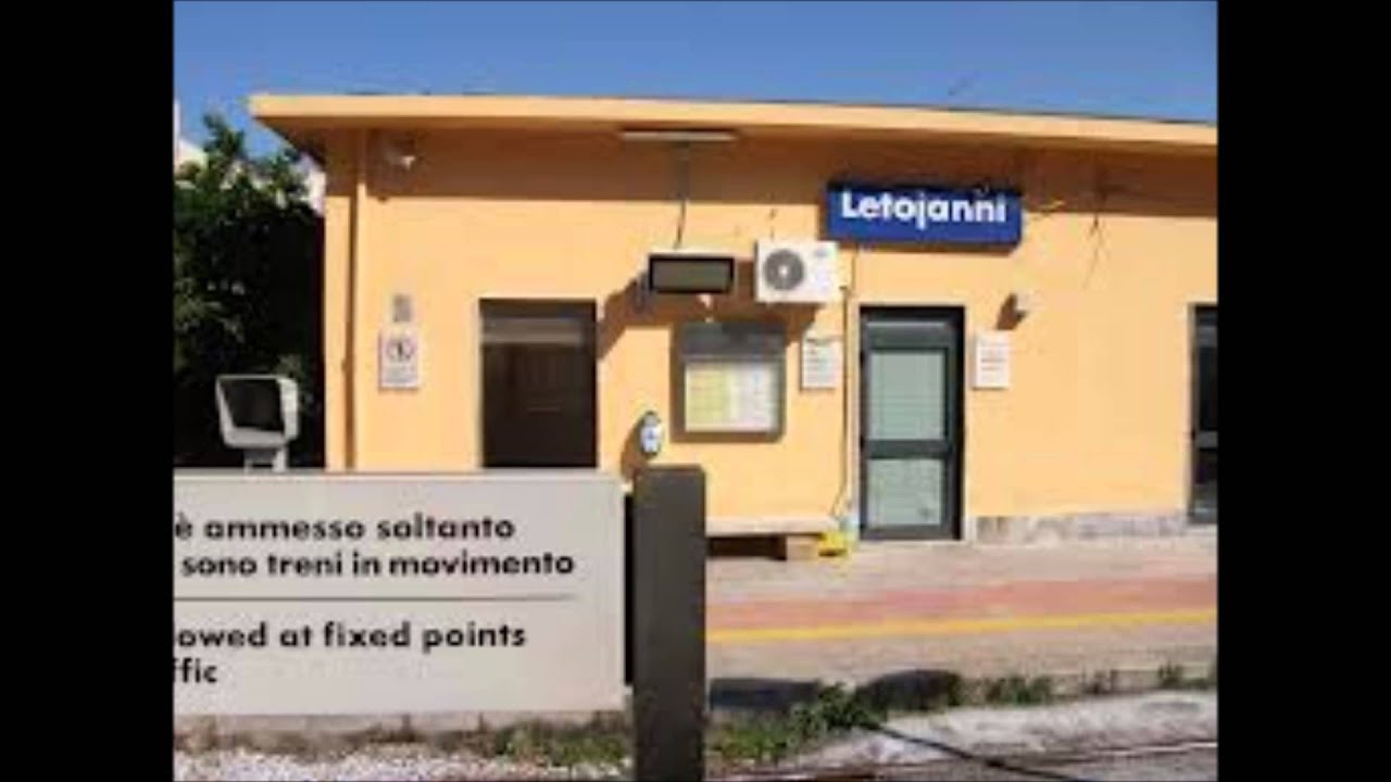Annunci alla Stazione di Letojanni