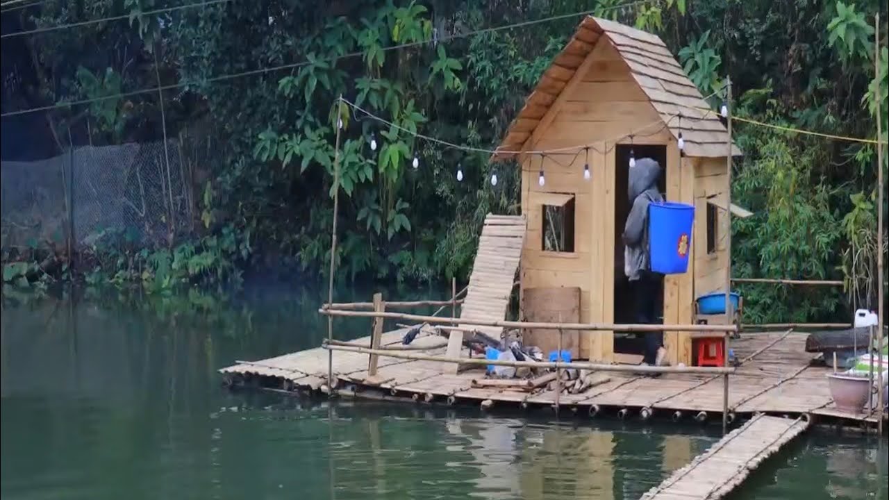 The beautiful girl went catfishing alone and caught a lot of catfish