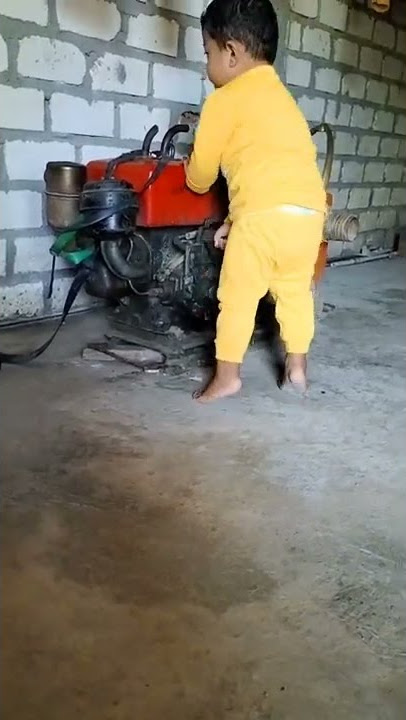 anak kecil sedang ngengkol diesel