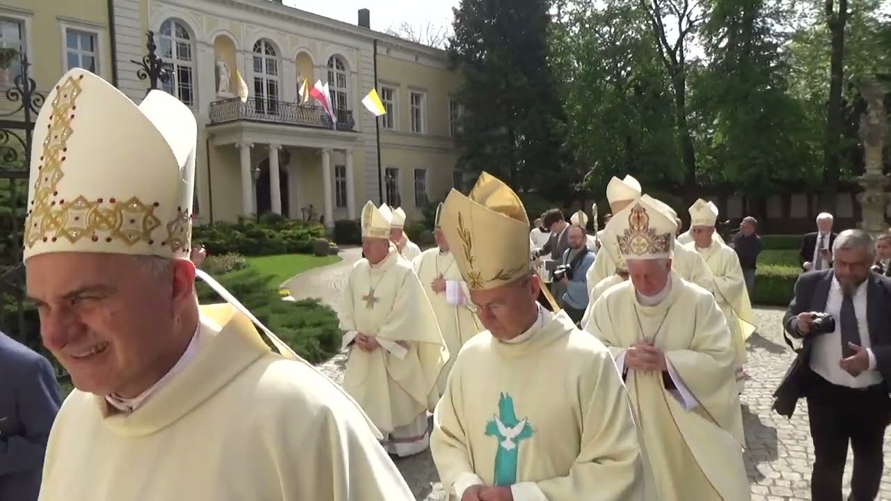 Ingres Abp.Zbigniewa Zielińskiego do Katedry -  Procesja z Pałacu Arcybiskupiego do Katedry