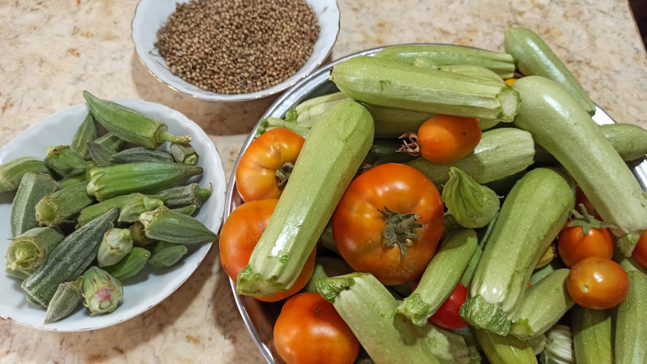 روتين هادف هنقطف الباميه وهنجمع بذور الكسبره والطماطم والكوسه من السطح واحلى اكله،🥦👍♥️