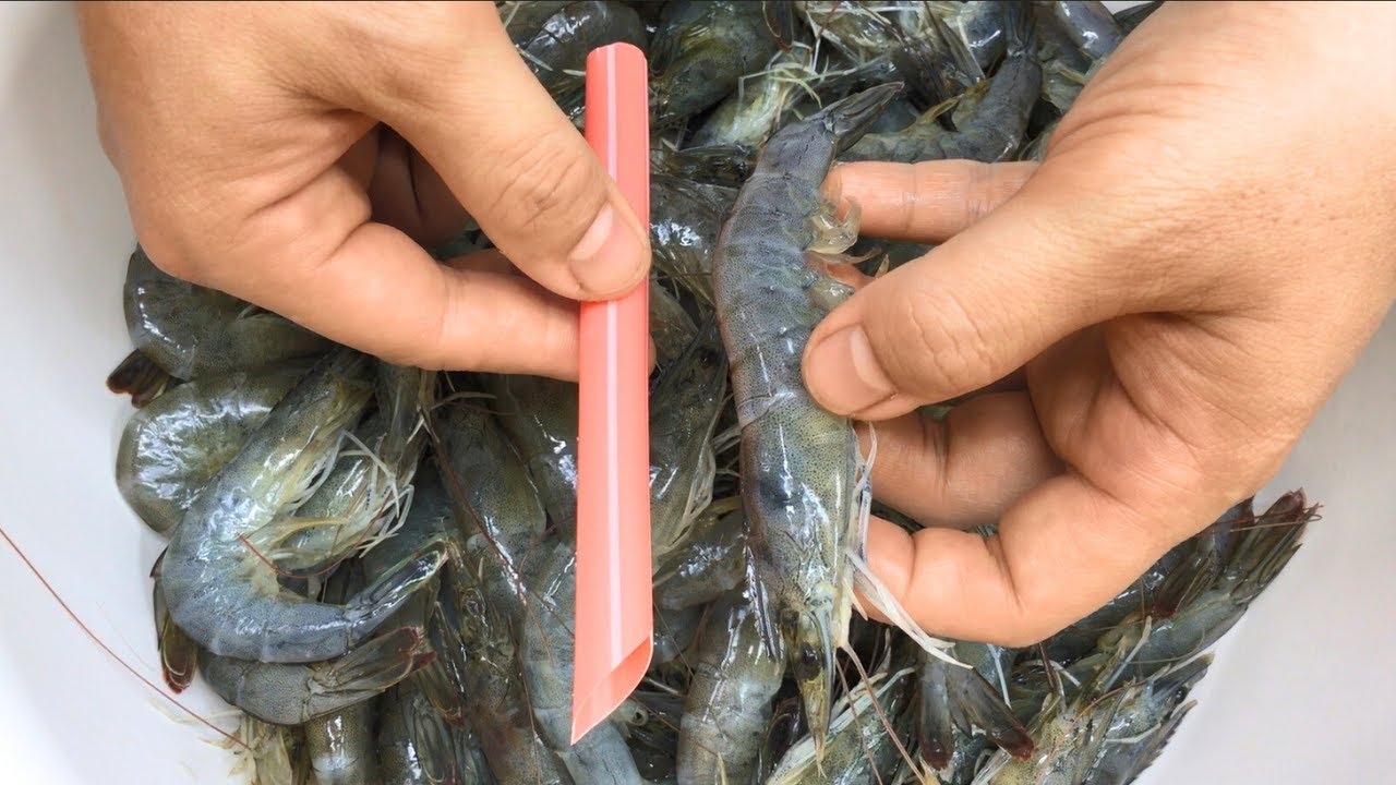 Как быстро удалить креветки с помощью всего одной соломинки!