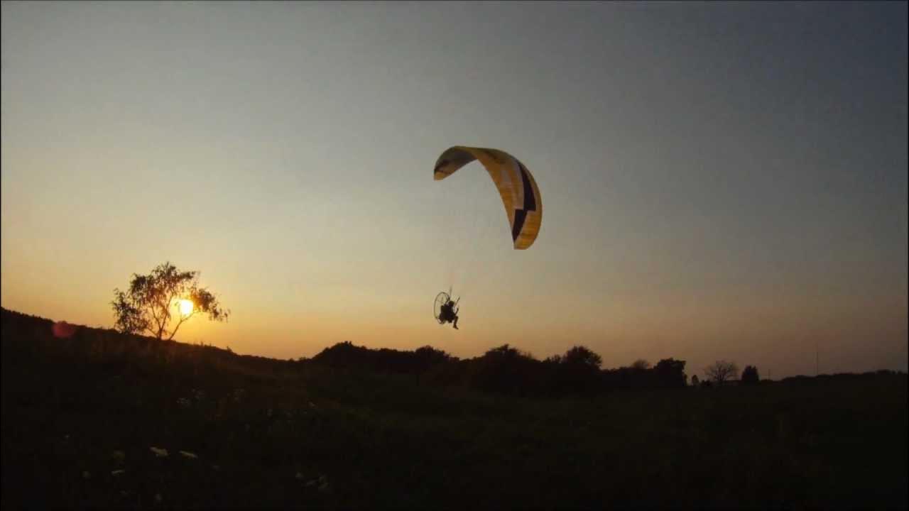 Полет на параплане втроем. Человек с метлой. Летающий ди. Летающий ди. Летающий ди.