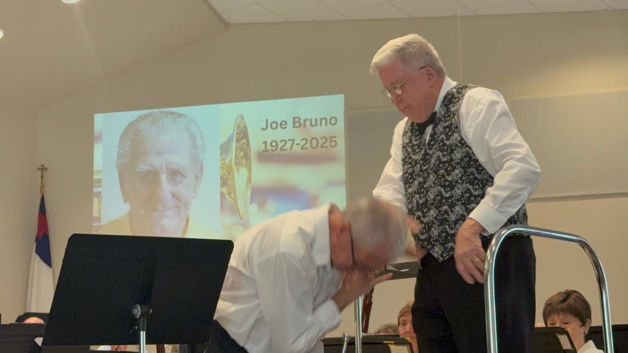 Трубач Кевин Гивенс проникновенно исполнил гимн штата Джорджия, посвященный его другу Джо Бруно-с...