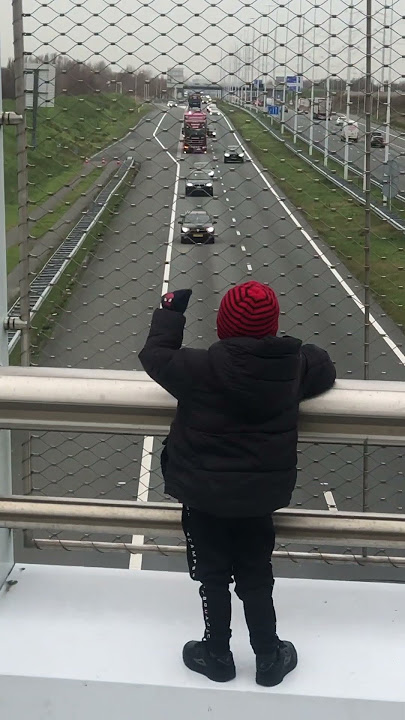 Kiddo Gets His Father to Honk Semi Horn on Overpass || ViralHog