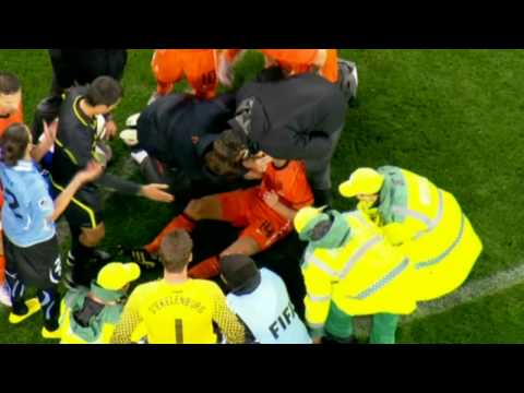Uruguay / Niederlande WM 2010 Cáceres Trifft Demy De Zeeuw Mit Fallrückzieher Voll Ins Gesicht HD