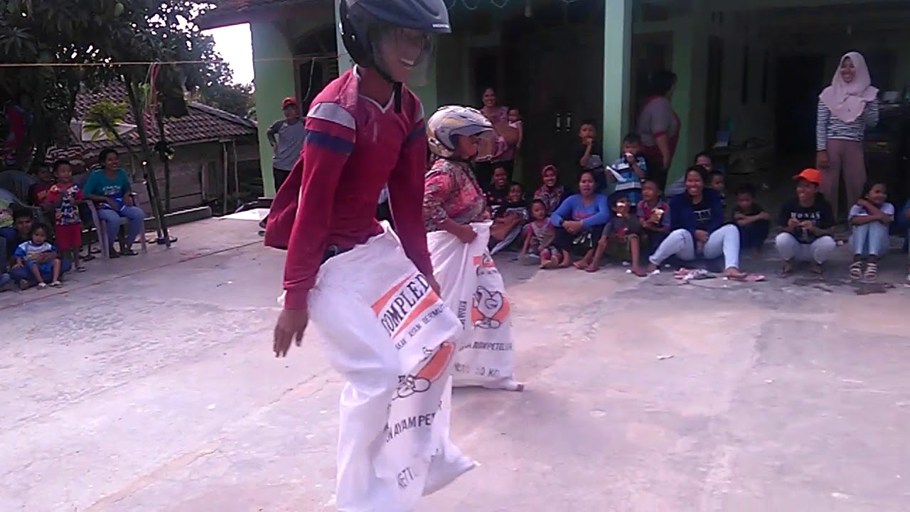 Main balap karung pake helm - YouTube