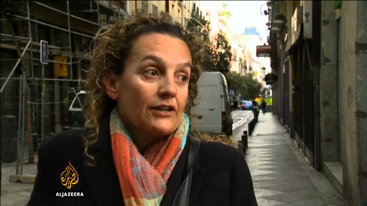 بدأت عملية إزالة القمامة من شوارع مدريد