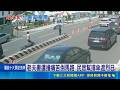 彰化雙載老夫妻慘遭車撞痛倒路邊！加油站車廠員工第一時間搶救撐傘｜三立新聞LIVE