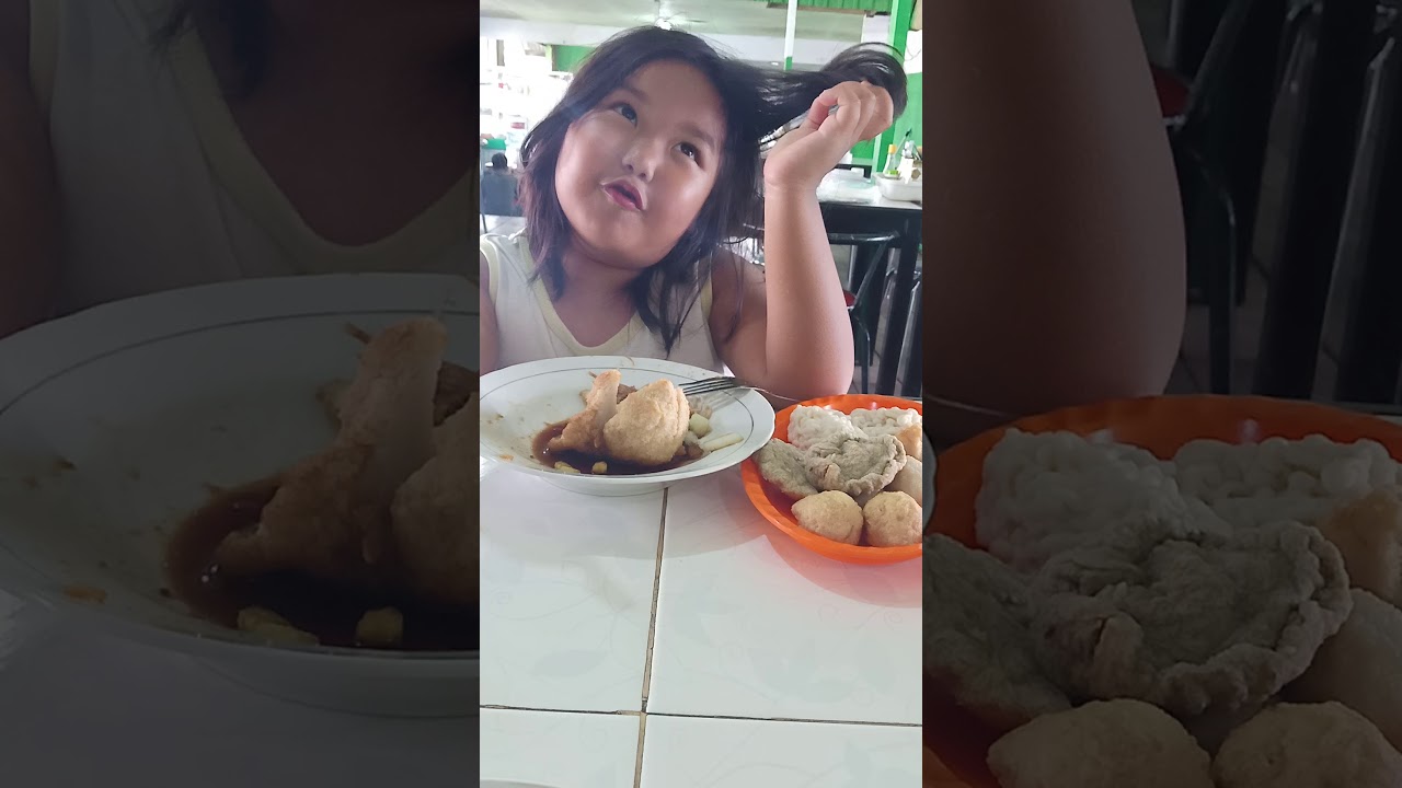 Makan empek-empek - YouTube