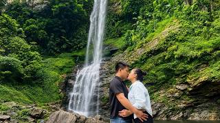 Amidst the mysterious beauty, CEO John and Tieu Hoa discover unexpected things.Tieu Hoa.