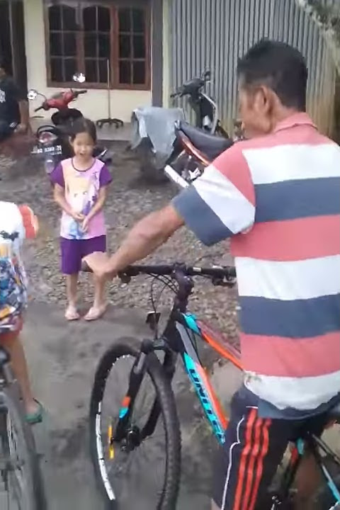 Belajar sepeda bersama cucu
