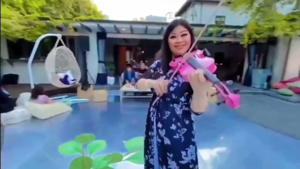 Yennie strolling with electric violin during a ceremony and cocktail hour