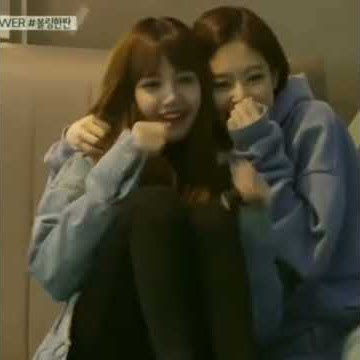 Jenlisa..lihat perbedaan lisa memprilakukan pra member.. Jlas dngan jennie bgitu lembut
