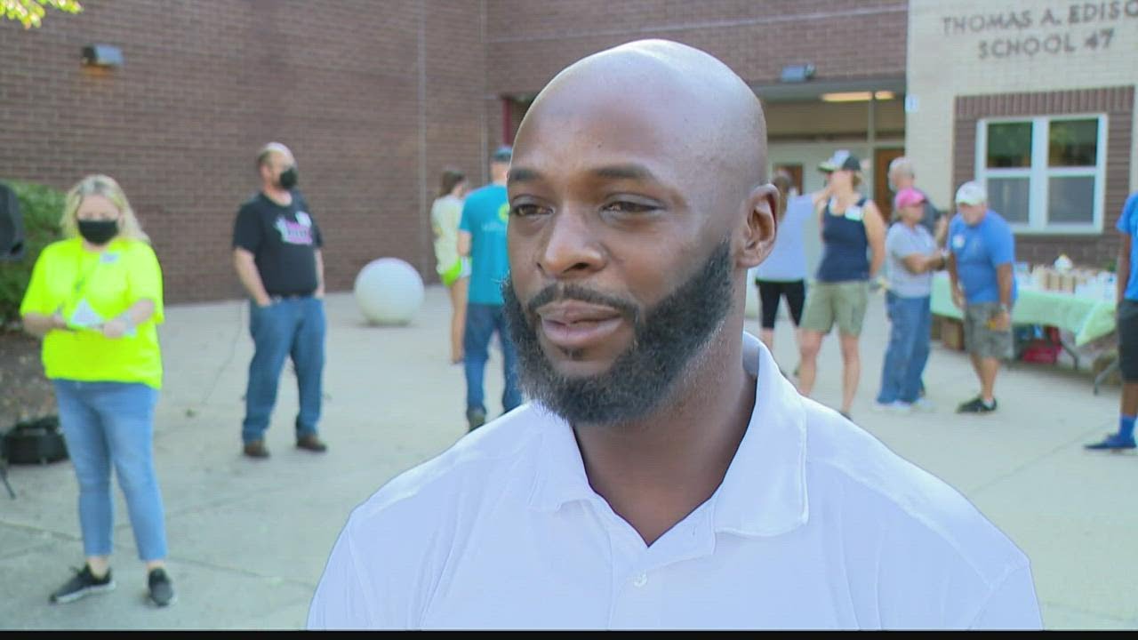 Reggie Wayne Returns To Indy To Help With Neighborhood Cleanup Project Youtube