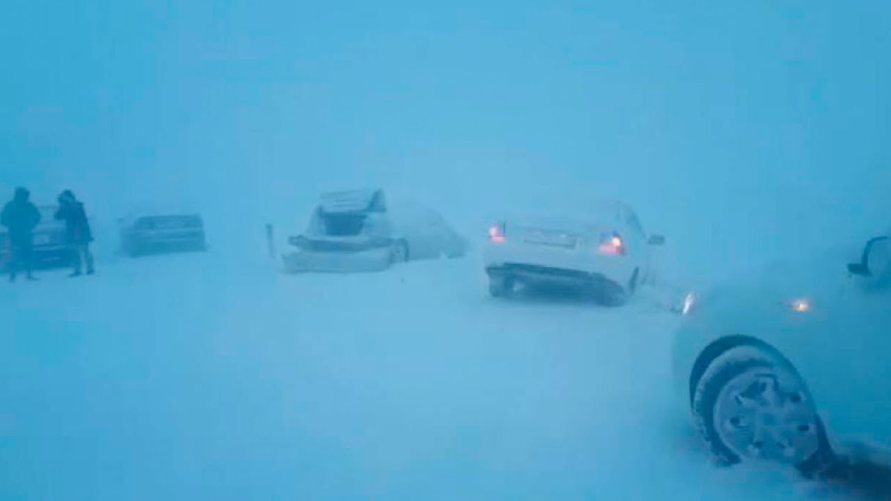 Снег замел все трассы Казахстана, движение парализовано в шести областях. Погода в СНГ
