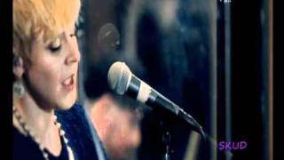 ROBYN sings  'Indestructible' live on ONTRACK.wmv