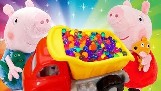 Cerdita Peppa y George juegan. Vídeos de juguetes peluches.