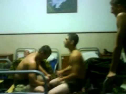 russian-army-prank-spoon-fight-Армия-прикол-ложки