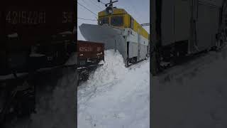 Snow Plow Train in Action - Поезд Снегоочиститель в Действии