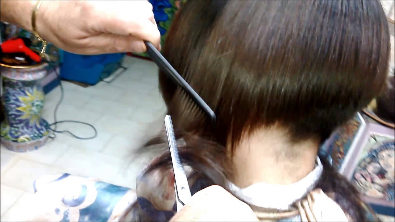 Come Sfoltire I Capelli Senza Forbice Dentata Taglio femminile con forbice Elio - YouTube